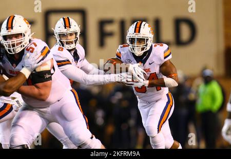 19. November 2022: Garrett Shrader (6), Junior der Syracuse University, gibt Sean Tucker (34) den Ball ab. NCAA Fußballspiel zwischen der Syracuse University und dem Wake Forest im Truist Field in Winston-Salem, North Carolina. David Beach/CSM Stockfoto