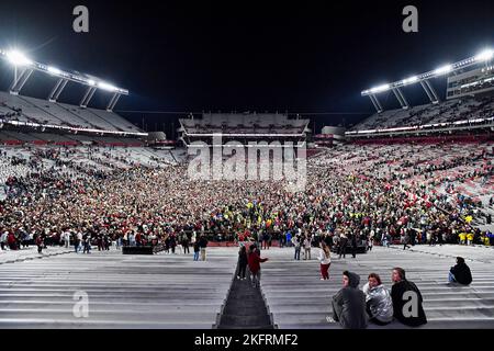 Columbia, SC, USA. 19.. November 2022. Nach einem College-Football-Spiel zwischen den Freiwilligen von Tennessee und South Carolina Gamecocks im Williams-Brice Stadium in Columbia, SC, stürmen Fans auf das Spielfeld. Austin McAfee/CSM/Alamy Live News Stockfoto