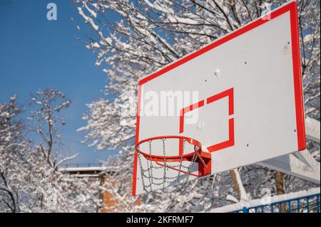 Basketballkorb im Schnee im Winter. Stockfoto