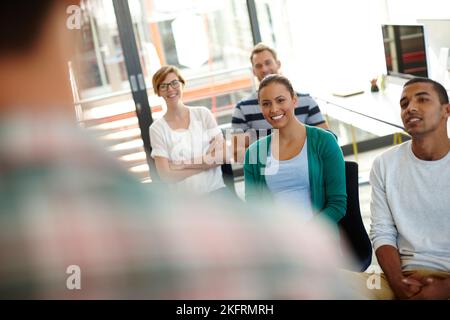 Sie alle haben ihre eigenen Ideen. Junge Designer arbeiten in ihrem Büro zusammen. Stockfoto