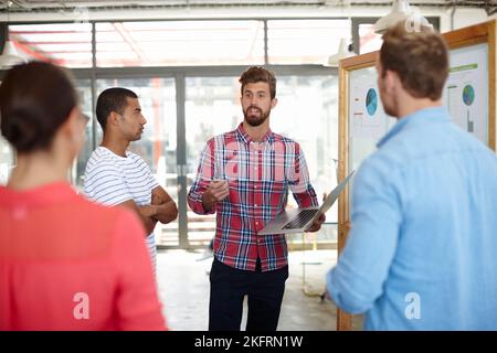 Die Ideenfabrik. Eine Gruppe von Designern diskutiert in einem Treffen über Ideen. Stockfoto