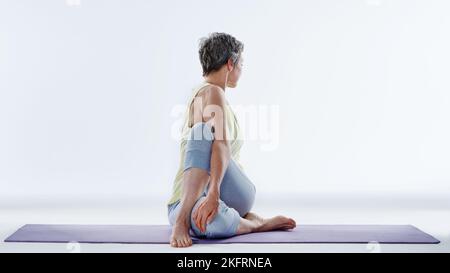 Einige Yoga-Strecken. Ganzkörperaufnahme einer Frau, die sich vor dem Yoga dehnt. Stockfoto