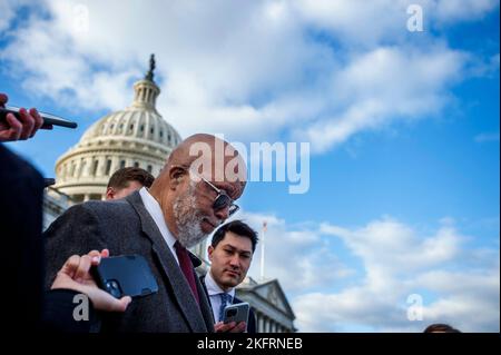 Die US-Vertreterin Bennie Thompson (Demokrat von Mississippi), Vorsitzender des House Select Committee zur Untersuchung des Angriffs auf das US-Kapitol vom 6.. Januar, spricht mit Reportern, als er das US-Kapitol nach einer Abstimmung im Repräsentantenhaus am Donnerstag, den 17. November 2022, in Washington, DC, verlässt. Kredit: Rod Lampey/CNP (BESCHRÄNKUNG: KEINE New York oder New Jersey Zeitungen oder Zeitungen innerhalb eines 75 Meilen Radius von New York City) Stockfoto