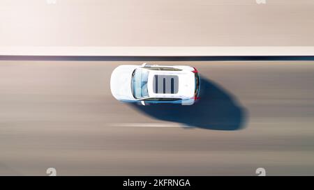 Luftaufnahme von oben nach unten des weißen Autos, das sich schnell auf der Straße bewegt, Bewegungsunschärfe-Effekt Stockfoto
