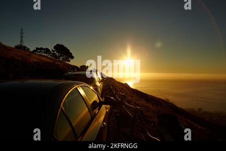 Ein herrlicher Blick und ein goldener Sonnenuntergang. Eine wunderschöne Aussicht auf einen goldenen Sonnenuntergang von einem Hügel aus. Stockfoto