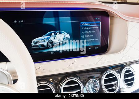 Sankt-Petersburg, Russland, 12. Januar 2018: Mercedes-Benz 222 S63 AMG 4matic+, rot-weißes Innenraumdisplay, Display, auf der Probefahrt. Stockfoto