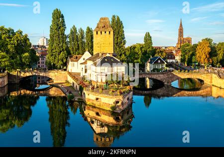 Malerischer Blick auf Ponts Couverts im historischen Stadtteil Petite France in Straßburg im Elsass Stockfoto