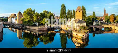 Malerischer Panoramablick auf Straßburg mit Blick auf Ponts Couverts und vier Türmen im historischen Viertel Petite France Stockfoto