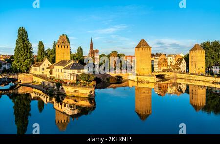 Malerischer Panoramablick auf Straßburg mit Blick auf Ponts Couverts und vier Türmen im historischen Viertel Petite France Stockfoto