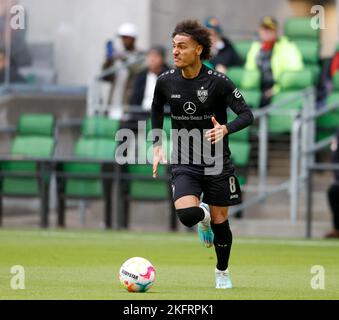 19. November 2022: Der VfB Stuttgart Mittelfeldspieler Enzo Millot (8) schiebt den Ball während eines Bundesliga-Freundschaftsspiels zwischen dem FC Köln und dem VfB Stuttgart am 19. November 2022 in Austin, Texas. Stuttgart gewann 4-2. (Bild: © Scott Coleman/ZUMA Press Wire) Stockfoto