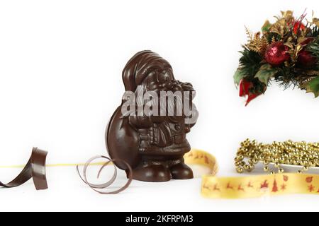 Santa claus Dark Chocolate Made for christmas Festival Celebration, aufgenommen auf weißem Hintergrund im Studio Stockfoto