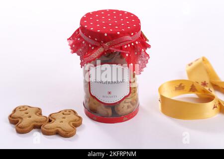 Ingwerbrot für die Weihnachtsfeier mit attraktiver Verpackung auf weißem Hintergrund im Studio Stockfoto