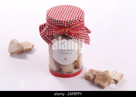 Ingwerbrot für die Weihnachtsfeier mit attraktiver Verpackung auf weißem Hintergrund im Studio Stockfoto
