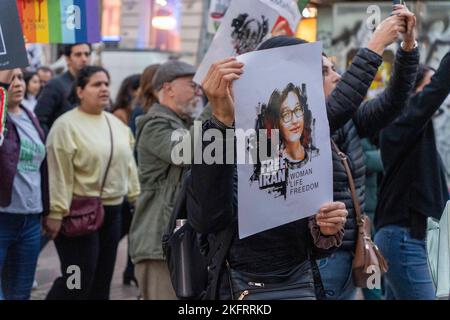 Barcelona, Katalonien, Spanien. 19.. November 2022. Iranische Bürger demonstrieren zum Gedenken an die Proteste der Proteste im Iran im November 2019.bei diesen Demonstrationen wurden nach Angaben vieler humanitärer Organisationen mehr als 1500 Todesfälle in 3 Tagen gezählt.Unterstützen Sie auch die aktuellen Demonstrationen, die seit mehr als 3 Monaten andauern (Foto: © Eric Renom/ZUMA Press Wire) Stockfoto