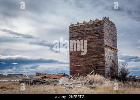 Moody liegt über einem alten Getreideaufzug ohne Dach in Neidpath, Saskatchewan, Kanada Stockfoto