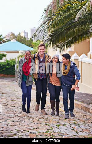 Campus-Freunde. Eine Gruppe von Studenten, die gemeinsam auf dem Campus gehen. Stockfoto