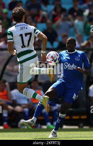 Sydney, Australien. 20.. November 2022. Abdoulaye Doucour von Everton und Jota von Celtic FC treten beim Sydney Super Cup Spiel Celtic gegen Everton im Accor Stadium, Sydney, Australien, 20.. November 2022 (Foto von Patrick Hoelscher/News Images) in Sydney, Australien, am 11/20/2022, um den Ball an. (Foto von Patrick Hoelscher/News Images/Sipa USA) Quelle: SIPA USA/Alamy Live News Stockfoto