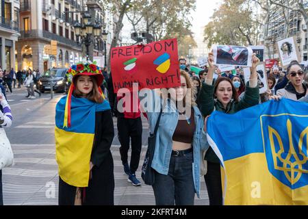 Barcelona, Katalonien, Spanien. 19.. November 2022. Iranische Bürger demonstrieren zum Gedenken an die Proteste der Proteste im Iran im November 2019.bei diesen Demonstrationen wurden nach Angaben vieler humanitärer Organisationen mehr als 1500 Todesfälle in 3 Tagen gezählt.Unterstützen Sie auch die aktuellen Demonstrationen, die seit mehr als 3 Monaten andauern (Foto: © Eric Renom/ZUMA Press Wire) Stockfoto