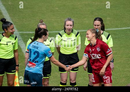 Adelaide, Australien. 20.. November 2022. Adelaide, South Australia, November 20. 2022: Natalie Tobin (12 Sydney FC) und Isabel Hodgson (11 Adelaide United) geben sich vor dem Liberty A-League-Spiel zwischen Adelaide United und dem Sydney FC im ServiceFM Stadium in Adelaide, Australien, die Hände. (NOE Llamas/SPP) Quelle: SPP Sport Press Photo. /Alamy Live News Stockfoto