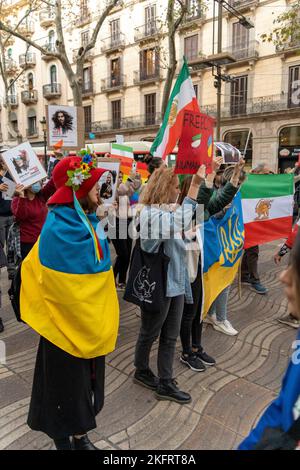 Barcelona, Katalonien, Spanien. 19.. November 2022. Iranische Bürger demonstrieren zum Gedenken an die Proteste der Proteste im Iran im November 2019.bei diesen Demonstrationen wurden nach Angaben vieler humanitärer Organisationen mehr als 1500 Todesfälle in 3 Tagen gezählt.Unterstützen Sie auch die aktuellen Demonstrationen, die seit mehr als 3 Monaten andauern (Foto: © Eric Renom/ZUMA Press Wire) Stockfoto