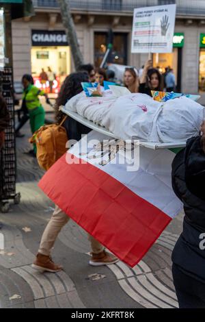 Barcelona, Katalonien, Spanien. 19.. November 2022. Iranische Bürger demonstrieren zum Gedenken an die Proteste der Proteste im Iran im November 2019.bei diesen Demonstrationen wurden nach Angaben vieler humanitärer Organisationen mehr als 1500 Todesfälle in 3 Tagen gezählt.Unterstützen Sie auch die aktuellen Demonstrationen, die seit mehr als 3 Monaten andauern (Foto: © Eric Renom/ZUMA Press Wire) Stockfoto