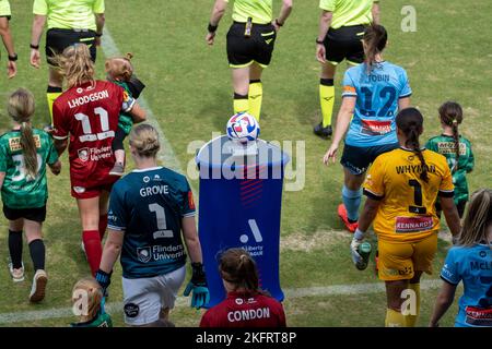 Adelaide, Australien. 20.. November 2022. Adelaide, South Australia, November 20. 2022: Die Spieler betreten das Spielfeld vor dem Liberty A-League-Spiel zwischen Adelaide United und dem Sydney FC im ServiceFM Stadium in Adelaide, Australien. (NOE Llamas/SPP) Quelle: SPP Sport Press Photo. /Alamy Live News Stockfoto