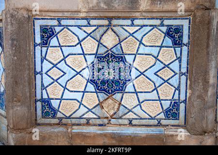 Traditionelles usbekisches Muster auf den Keramikfliesen an der Wand der Moschee. Stockfoto