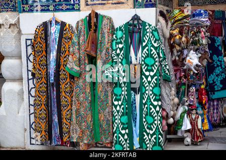 Usbekische traditionelle Kleidung wie Bademäntel und andere bunte Souvenirs, Taschkent, Usbekistan. Stockfoto