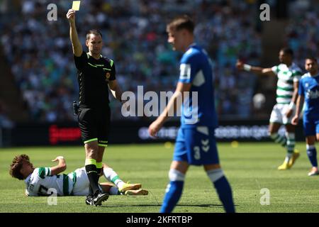 Sydney, Australien. 20.. November 2022. Nathan Patterson von Everton erhält eine gelbe Karte während des Sydney Super Cup Spiels Celtic gegen Everton im Accor Stadium, Sydney, Australien, 20.. November 2022 (Foto von Patrick Hoelscher/News Images) Credit: News Images LTD/Alamy Live News Stockfoto