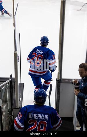 19. November 2022: Team USA Verteidiger Zeev Buium (28) nimmt das Eis vor einem Spiel gegen die RIT Tigers. Das Rochester Institute of Technology Tigers veranstaltete das US-amerikanische Team der Under-18 in einem Ausstellungsspiel der NCAA Division 1 im Gene Polisseni Center in Rochester, New York. (Jonathan Tenca/CSM) Stockfoto