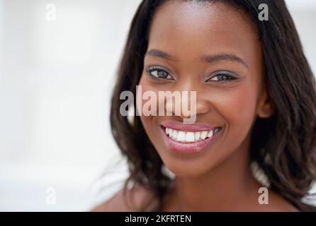 Strahlend schön. Eine junge Frau während ihres täglichen Schönheitsrituals. Stockfoto