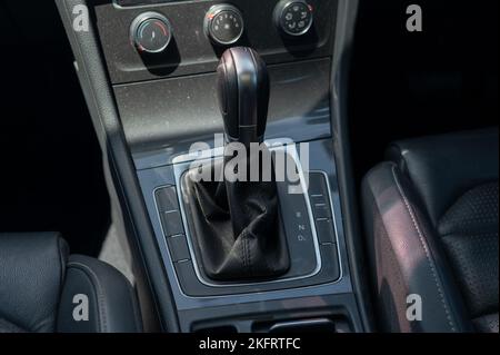 Nahaufnahme des Getriebes auf der Fahrzeuginnenseite Stockfoto