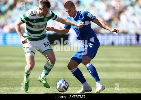 Sydney, Australien. 20.. November 2022. Vitalii Mykolenko aus Everton wird mit Anthony Ralston vom Celtic FC während des Sydney Super Cup Spiels Celtic gegen Everton im Accor Stadium, Sydney, Australien, 20.. November 2022 (Foto von Patrick Hoelscher/News Images) in Sydney, Australien, am 11/20/2022 gesehen. (Foto von Patrick Hoelscher/News Images/Sipa USA) Quelle: SIPA USA/Alamy Live News Stockfoto