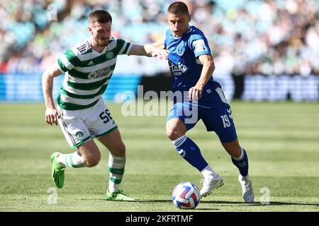 Sydney, Australien. 20.. November 2022. Vitalii Mykolenko aus Everton wird mit Anthony Ralston vom Celtic FC während des Sydney Super Cup Spiels Celtic gegen Everton im Accor Stadium, Sydney, Australien, 20.. November 2022 (Foto von Patrick Hoelscher/News Images) in Sydney, Australien, am 11/20/2022 gesehen. (Foto von Patrick Hoelscher/News Images/Sipa USA) Quelle: SIPA USA/Alamy Live News Stockfoto