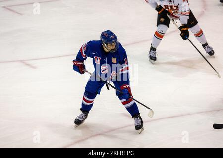 19. November 2022: Team USA führt Charlie Cerrato (16) in der ersten Periode gegen die RIT Tigers durch. Das Rochester Institute of Technology Tigers veranstaltete das US-amerikanische Team der Under-18 in einem Ausstellungsspiel der NCAA Division 1 im Gene Polisseni Center in Rochester, New York. (Jonathan Tenca/CSM) Stockfoto