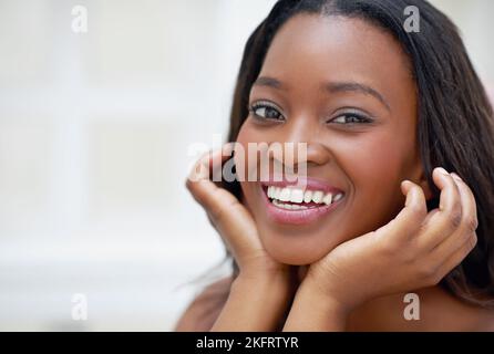 Makellos und strahlend. Eine junge Frau während ihres täglichen Schönheitsrituals. Stockfoto