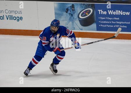 19. November 2022: Team USA führt Charlie Cerrato (16) in der ersten Periode gegen die RIT Tigers durch. Das Rochester Institute of Technology Tigers veranstaltete das US-amerikanische Team der Under-18 in einem Ausstellungsspiel der NCAA Division 1 im Gene Polisseni Center in Rochester, New York. (Jonathan Tenca/CSM) Stockfoto