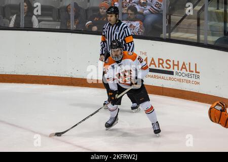 19. November 2022: RIT Tigers Stürmer Grady Hobbs (22) macht in der ersten Periode einen Pass gegen das Team USA. Das Rochester Institute of Technology Tigers veranstaltete das US-amerikanische Team der Under-18 in einem Ausstellungsspiel der NCAA Division 1 im Gene Polisseni Center in Rochester, New York. (Jonathan Tenca/CSM) Stockfoto