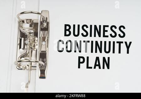 Finanz- und Wirtschaftskonzept. Im Ordner unter einer Büroklammer befindet sich ein weißes Blatt mit der Aufschrift „Business Continuity Plan“ Stockfoto