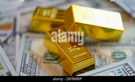 Goldbarren auf US-Dollar-Banknoten Hintergrund. Stockfoto