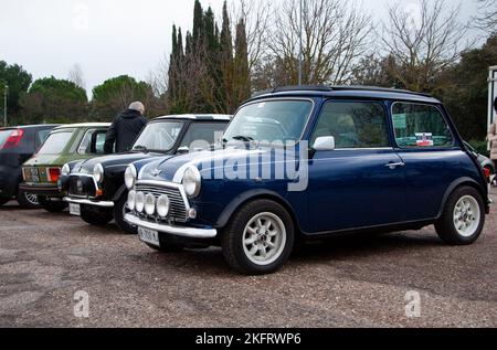 FANO , ITALIEN - GEN 06 - 2022: INNOCENTI MINI COOPER 1300 auf einem alten Rennwagen in Rallye Stockfoto