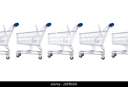 Leere Einkaufswagen in der Linie über weißem Hintergrund, Mini-Metall-Wagen isoliert auf farbigem Hintergrund Stockfoto