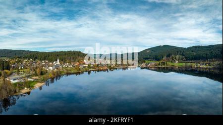 Blick über den Titisee, See im südlichen Schwarzwald, auf die Stadt Titisee-Neustadt, Breisgau-Hochschwarzwald, Baden-Württemberg, Deutschland, Euro Stockfoto