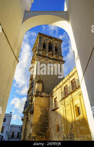 Malerischer Kirchturm der andalusischen Stadt Arcos de la Corracé, Cádi. Stockfoto