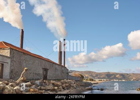 Oliven (olivae), Ölfabrik, Ölmühle, Rauchkamine, Fabrikgebäude, Halbinsel Gramvoussa, Meer, Küste, blauer Himmel mit grau-weißem Klo Stockfoto