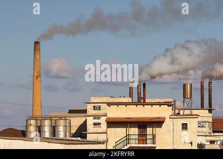 Oliven (olivae), Ölfabrik, Ölmühle, Rauchkamine, Fabrikgebäude, Blauer Himmel mit grau-weißen Wolken, Kissamos, Westkreta, Insel Stockfoto