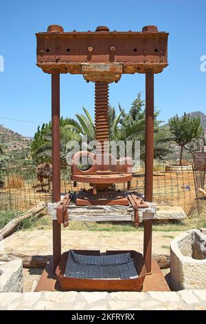 Oliven (olivae), Ölfabrik, Ölmühle, rostige alte Presse, blauer wolkenloser Himmel, Insel Kreta, Griechenland, Europa Stockfoto