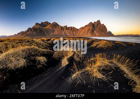 Dünenlandschaft vor der Bergkette, Klifatindur mit Vestrahorn, Stokksnes, Höfn, Austurland, Island, Europa Stockfoto