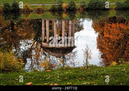 Leibniz-Tempel, Leibniz-Denkmal, Pavillon im Wasser, Georgengarten, Herbstwetter, Herrenhäuser Gärten, Nordstadt, Hannover, Niedersachsen Stockfoto