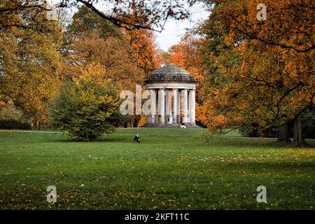 Leibniz-Tempel, Leibniz-Denkmal, Pavillon im Georgengarten, Herbstwetter, Herrenhäuser Gärten, Nordstadt, Hannover, Niedersachsen Stockfoto